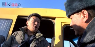 Видео: Инспекторы вернули водителю права после спора с его коллегами