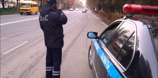 Милиция опознала водителя, прокатившего инспектора на капоте