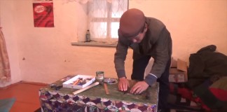 Видео: Сельчанин украшает традиционные сундуки DVD-дисками