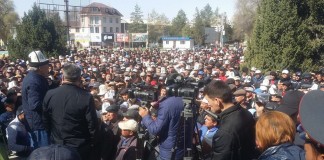 Аксы: Митингующие призвали другие страны вмешаться в приграничный спор с Узбекистаном