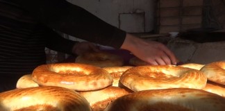 Видео: Клиенты оставляют деньги за лепешки, пока пекарь в мечети