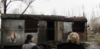 Видео: Больная женщина с четырьмя детьми три года живёт в вагоне