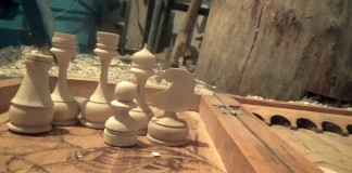 Видео: Как делают шахматы ручной работы