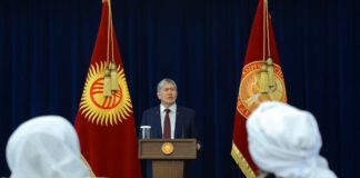 Атамбаев назвал «дерьмократами» членов «Народного парламента»