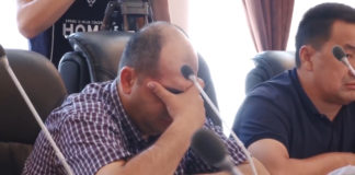Видео: Как депутаты и чиновники Оша спят на заседании