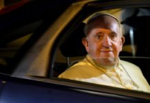 Папа Римский призвал церковь попросить прощения у геев, бедных, женщин и детей