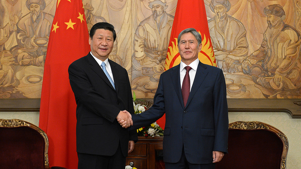 Президент Китая Си Цзиньпин и президент Кыргызстана Алмазбек Атамбаев. Фото: president.kg.