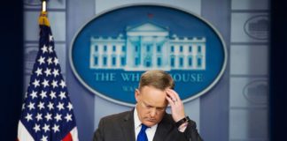Пресс-секретарь президента Трампа ушел в отставку