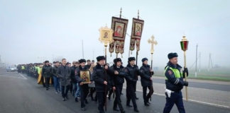 Россия: Сотрудники ГИБДД прошли крестным ходом против аварий