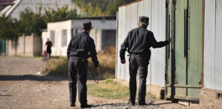 Ош: Милиция задержала подозреваемых, которые вынесли из дома сейф с 15 млн сомов