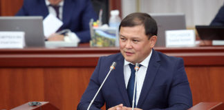 «Не из-за парламента народ погряз в долгах» — спикер Джумабеков раскритиковал Атамбаева