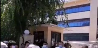 Кыргызско-турецкую больницу откроют для обсервации пациентов с COVID-19. Люди устроили митинг