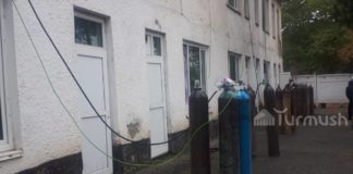 В Джалал-Абаде близкие пациентов сами протягивают кислород в палаты — в больнице нехватка концентраторов и баллонов с воздухом