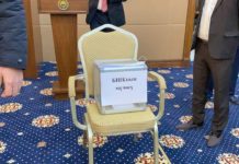 Двумя кадрами: Урны для голосования за спикера парламента и нового члена ЦИК