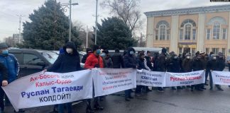 «Те, кто вышел на пенсии, не возвращайтесь». В Бишкеке прошёл митинг против назначения нового мэра — они выдвинули своих кандидатов
