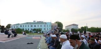 Одним кадром: На центральной площади в Оше прочли молитву по погибшим в конфликте на кыргызско-таджикской границе