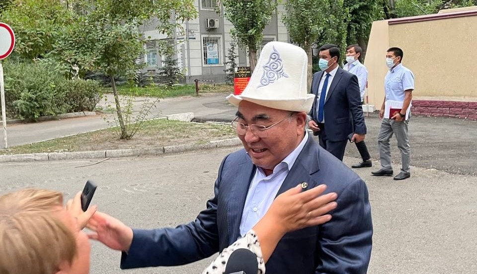 В Кыргызстан приехал первый беглый президент Аскар Акаев!
