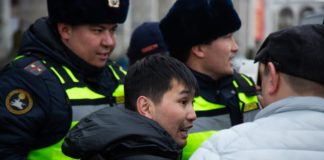 Задержанного на марше 8 марта из-за флага Кыргызской ССР оштрафовали на три тысячи сомов