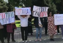 Жители села Таш-Добо вышли на митинг в Бишкеке из-за проблем с питьевой водой