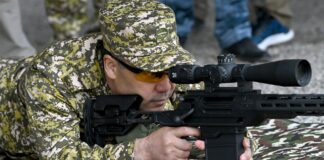 Одним видео: Садыр Жапаров пострелял из боевого оружия на открытии учебно-тренировочного центра ГКНБ