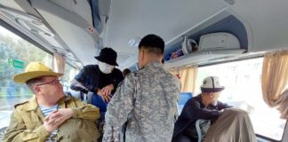 Одним кадром: Депутаты Жогорку Кенеша облачились в камуфляж для поездки в Баткен
