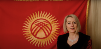 Одним видео: Чешская оперная певица спела гимн Кыргызстана на своем языке