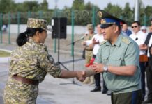Ташиев вручил ключи от новых квартир семьям пограничников в Джалал-Абаде